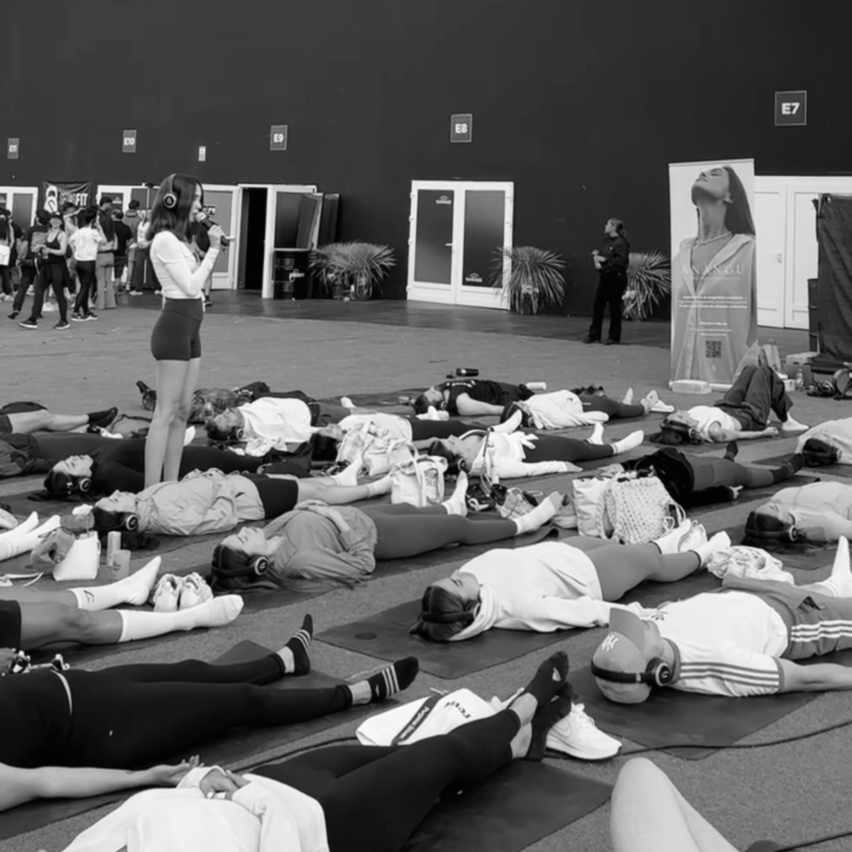 Sesión de breathwork en grupo: participantes tumbados en esterillas durante un festival